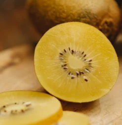 Kiwi gelb 'Golden Kiwi' (weiblich) - Süße Goldkiwis selbst geerntet