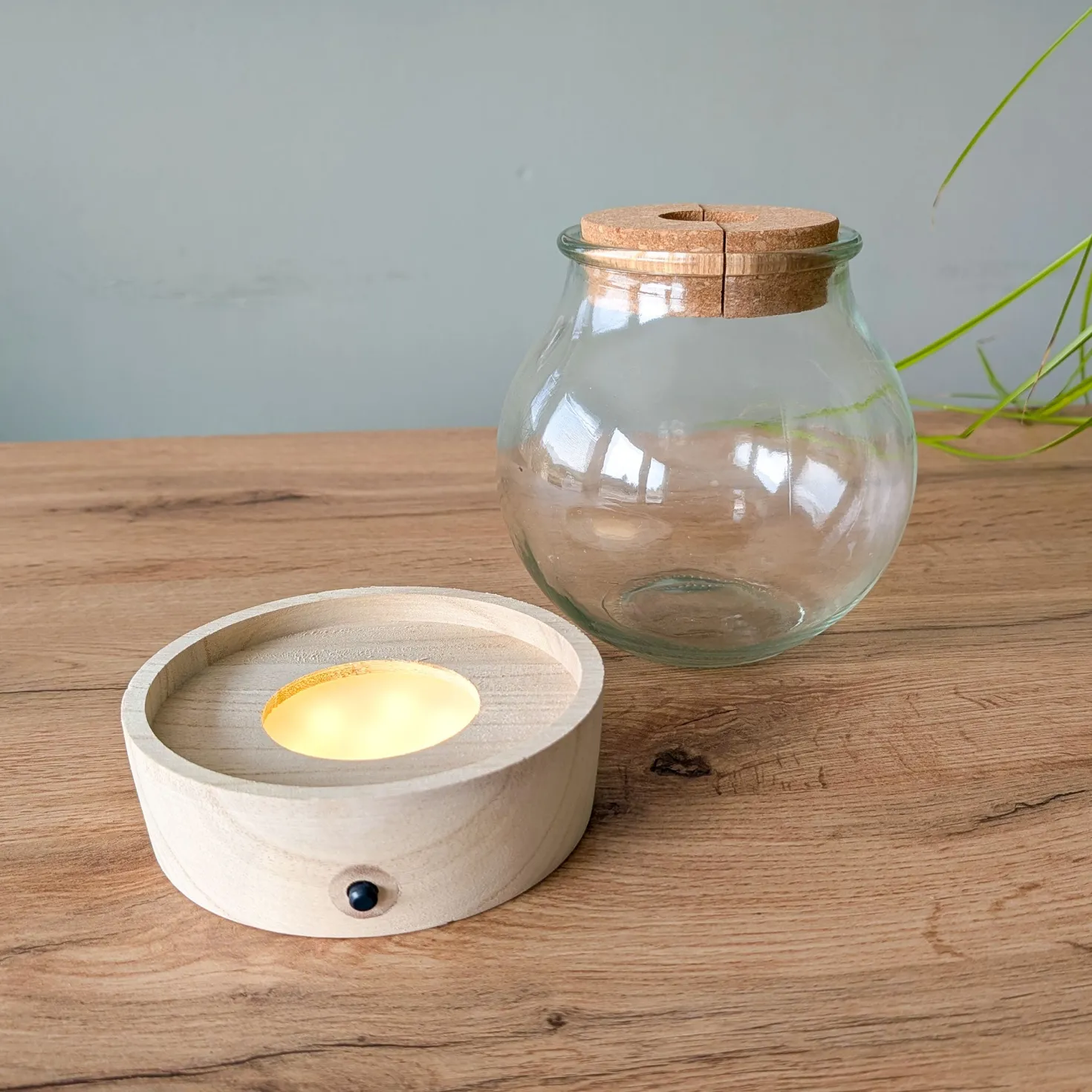 Vase mit beleuchtetem Holzständer - Licht und Deko in einem