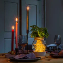 Vase mit beleuchtetem Holzständer - Licht und Deko in einem