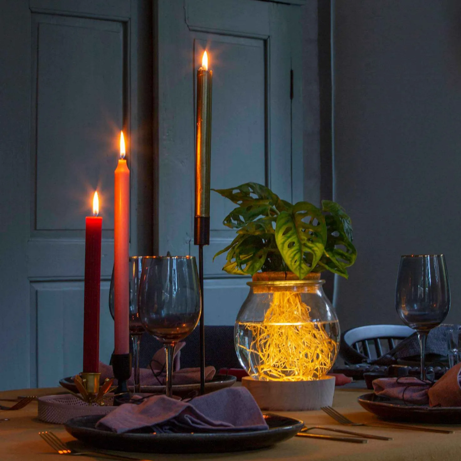 Vase mit beleuchtetem Holzständer - Licht und Deko in einem