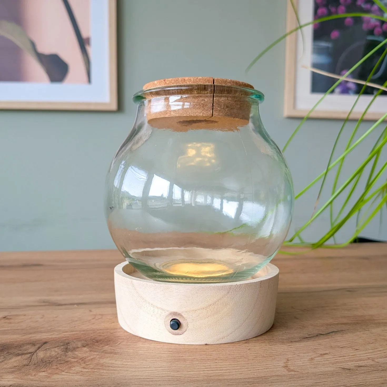 Vase mit beleuchtetem Holzständer - Licht und Deko in einem